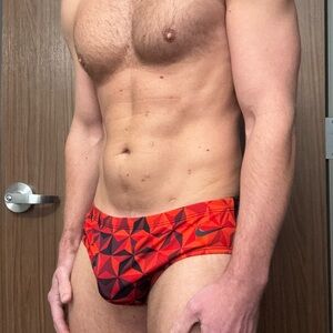 Nike Hydrastrong Transform Swim Briefs | 34 | black & red